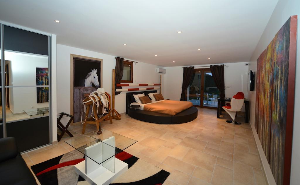 Domaine De La Garde Bed & Breakfast Vonnas Bilik gambar